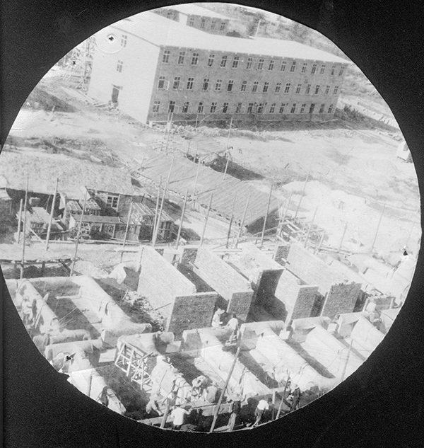 7、1970年醫(yī)務(wù)人員配合基建工人用16天時(shí)間完成干打壘病房.jpg