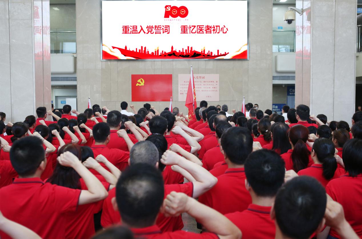 7月1日，國藥東風總醫院全體黨員重溫入黨誓詞。張啟國攝 (14)